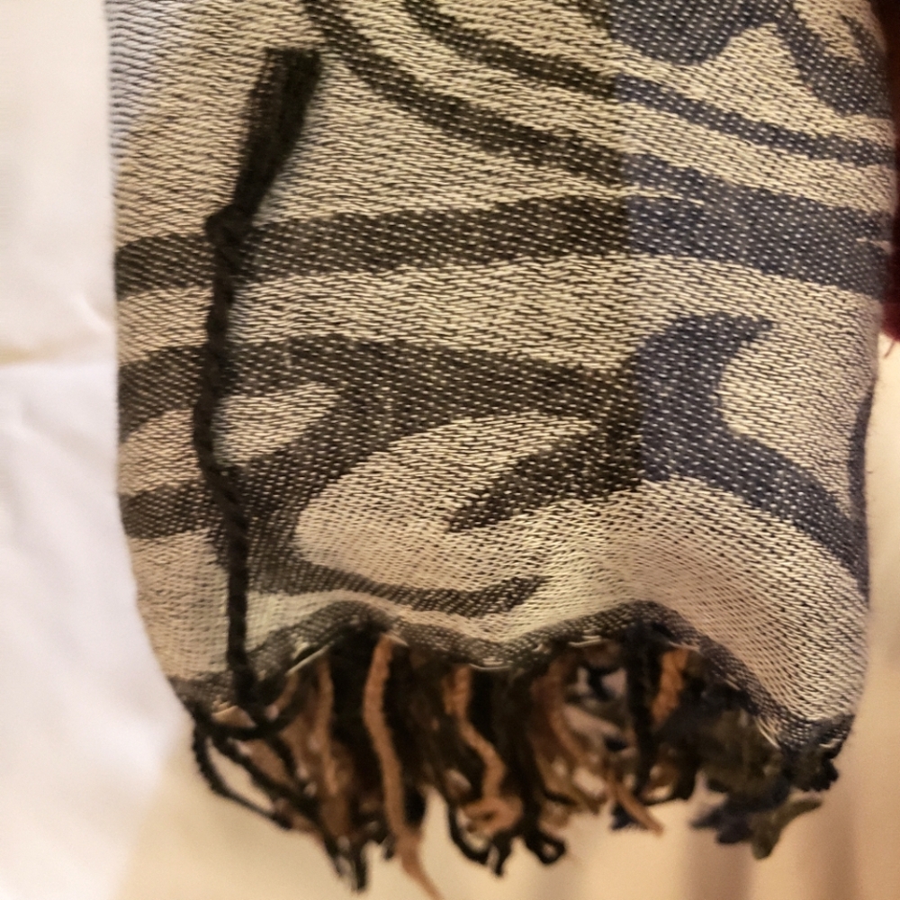 Jaquard Pashmina, Steel Blue and Navy - Picture 4 of 7